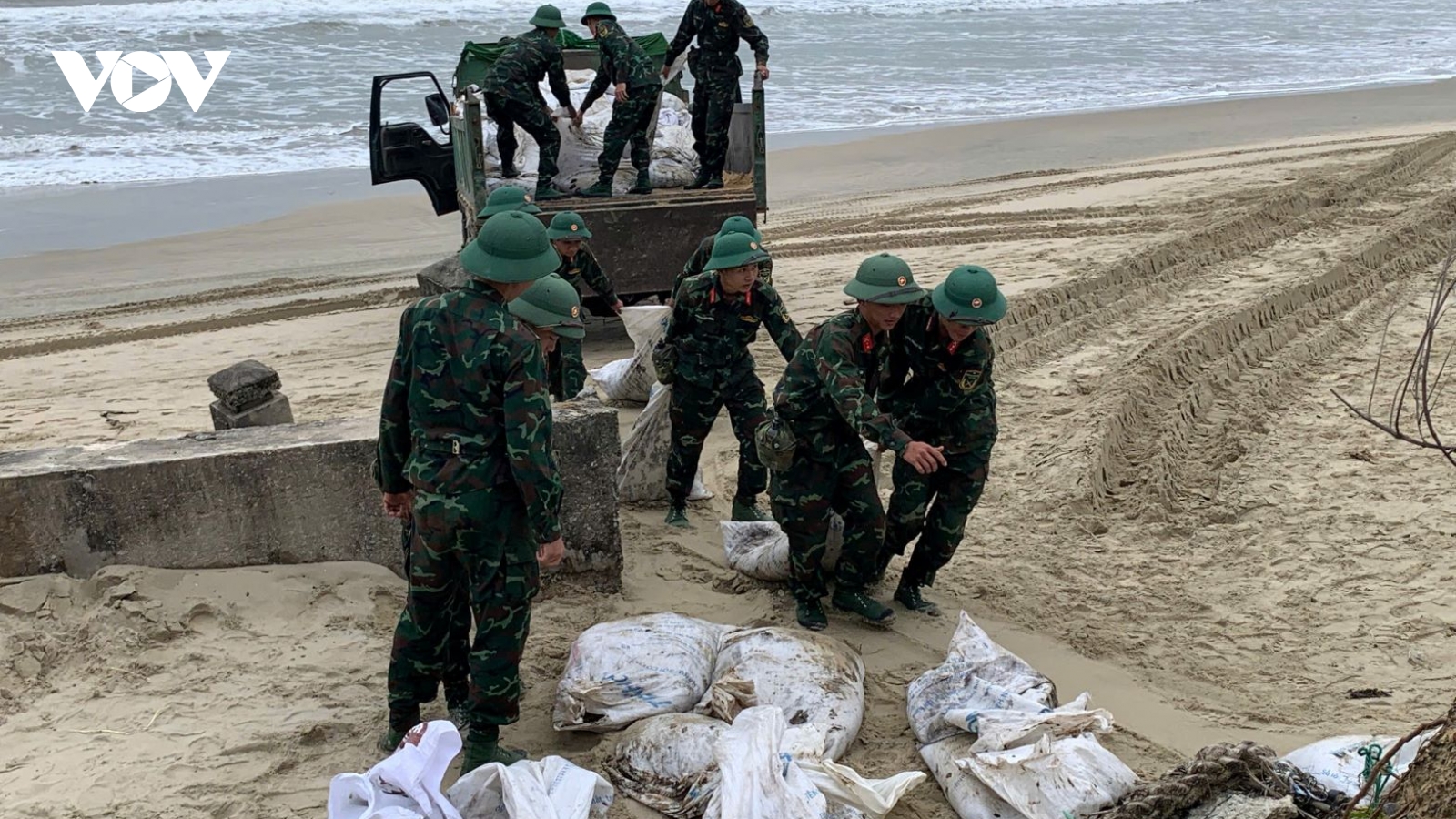 Thu gom hàng chục tấn dầu vón cục trôi dạt vào bãi biển Lăng Cô